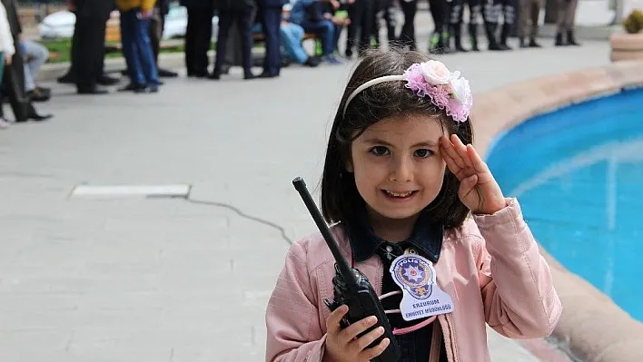 7 yaşındaki trafik polisi, hatalı sürücüleri affetmedi
