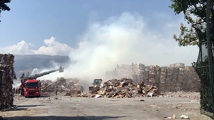 Atık kağıt fabrikasında yangın
