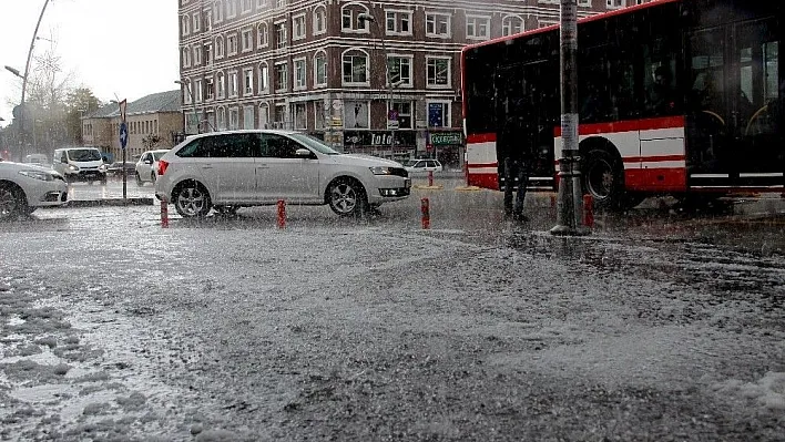 Erzurum'da aniden başlayan dolu hayatı adeta felç etti
