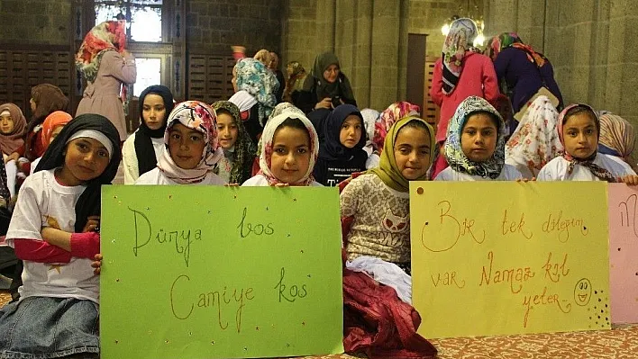 Erzurum'da ilkokul öğrencileri Camii'de buluştu

