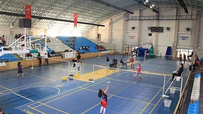 Yıldızlar badminton grup müsabakaları başladı
