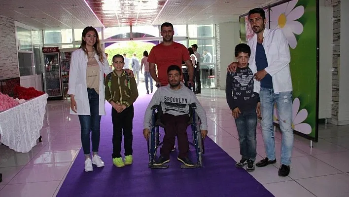 Engelliler şarkılar eşliğinde halay çekti
