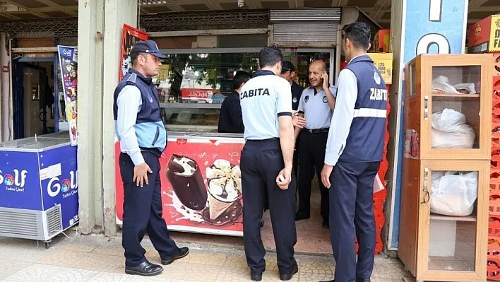 Kaldırım işgali yapan esnaf uyarıldı
