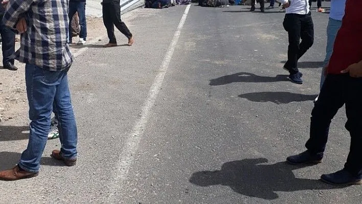 Kamyonun çarptığı çocuk hayatını kaybetti, köylüler yolu trafiğe kapattı

