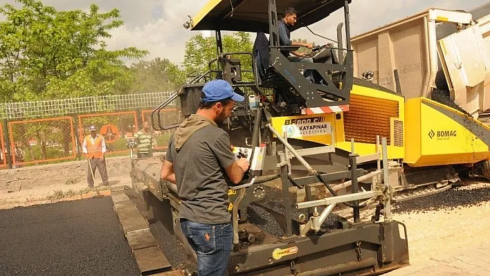 Kayapınar'da asfalt atağı sürüyor
