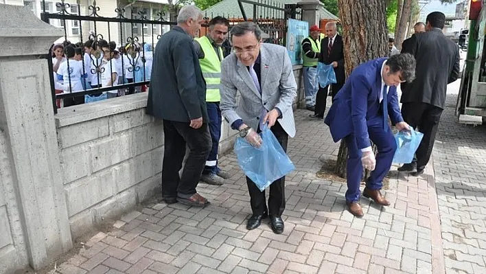 Öğrenciler, sokakta çöp topladı
