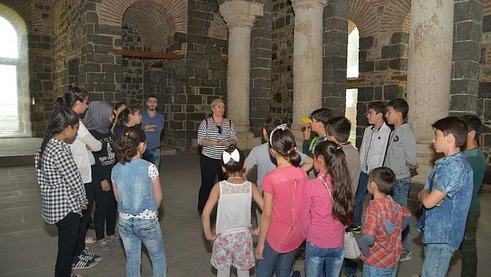 Suriyeli çocuklar tarihi mekanları gezdi

