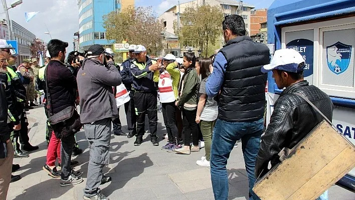 Yaşıtlarını uzaktan izledi
