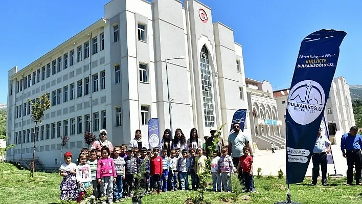 Dulkadiroğlu Belediyesi miniklerle Anneler Günü için fidan dikti
