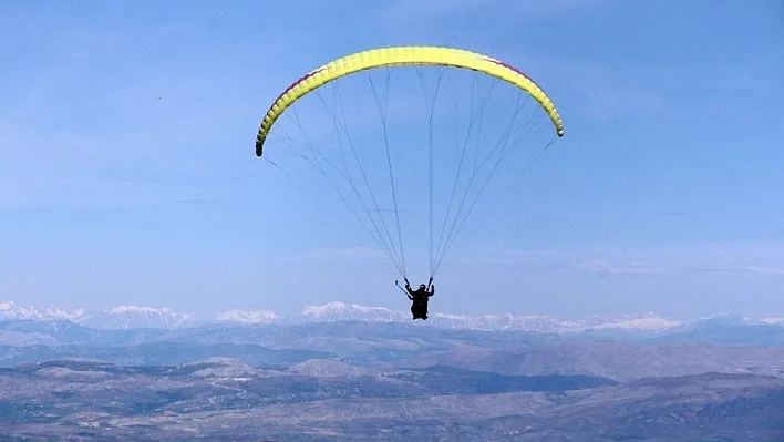 Festivalde, bisiklet yarışları ve yamaç paraşütü renkli görüntüler oluşturdu