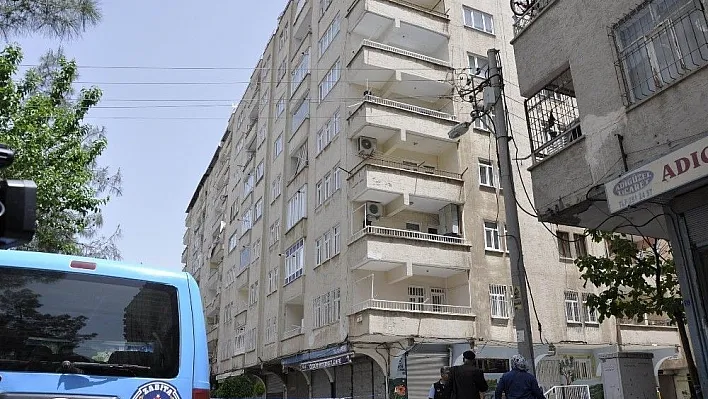 Diyarbakır'da kolonu patlayan bina tahliye edildi
