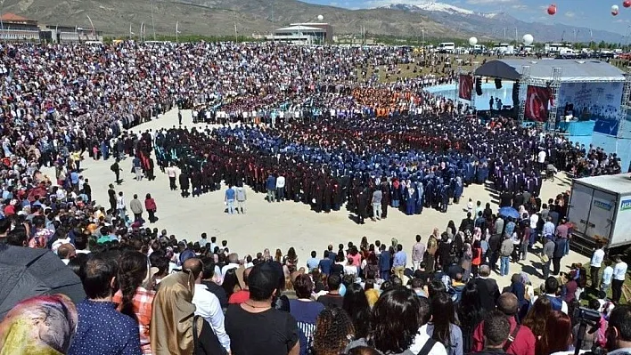 Erzincan Üniversitesinde mezuniyet sevinci

