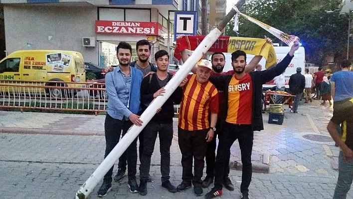 Hatıra olarak stadının kale direğini aldılar
