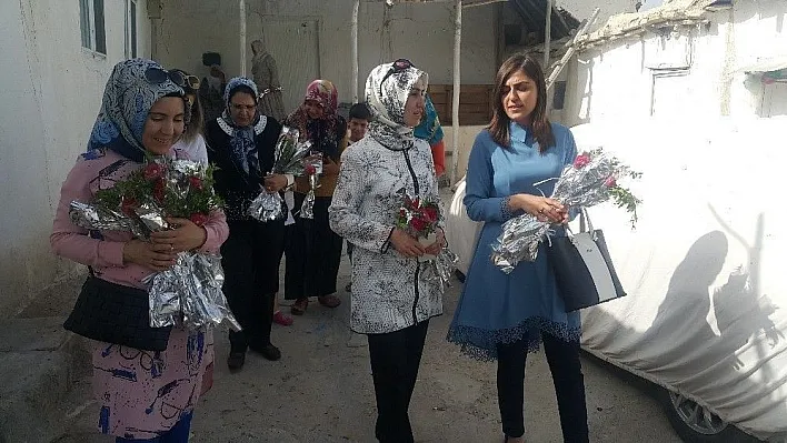 Vali Abdullah Erin'in eşi Gülhan Erin şehit ailesinin anneler gününü kutladı
