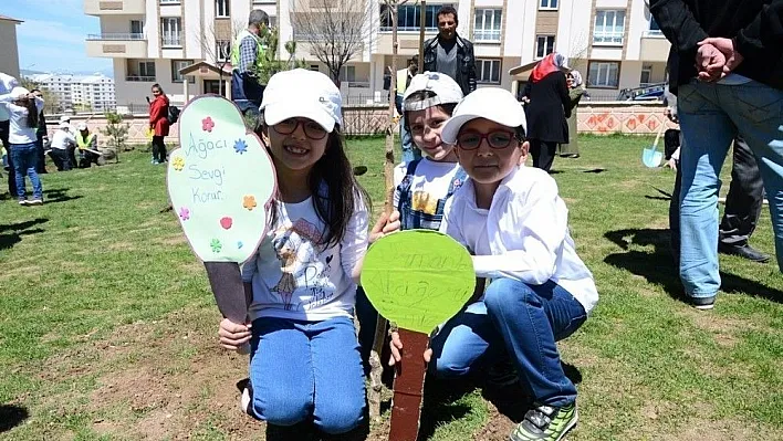 Palandöken Belediyesi öğrenciler ile birlikte fidan dikti
