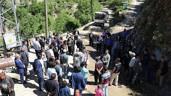 Toprak yola karanfil atıp asfalt yol istediler
