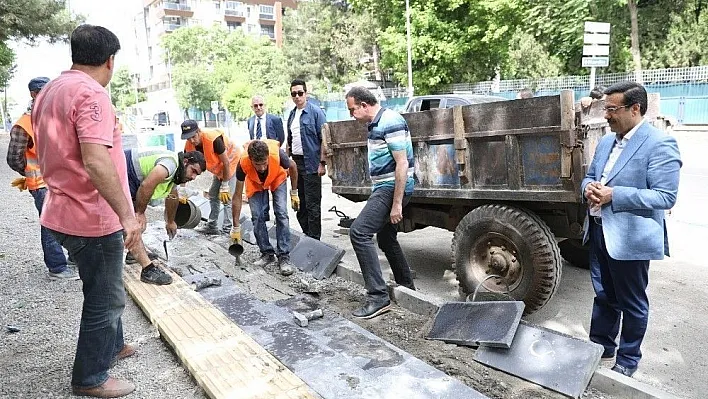 Başkan Atilla, kaldırım çalışmalarını denetledi
