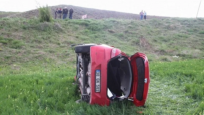 Öğretmenleri taşıyan otomobil tarlaya devrildi: 3 yaralı
