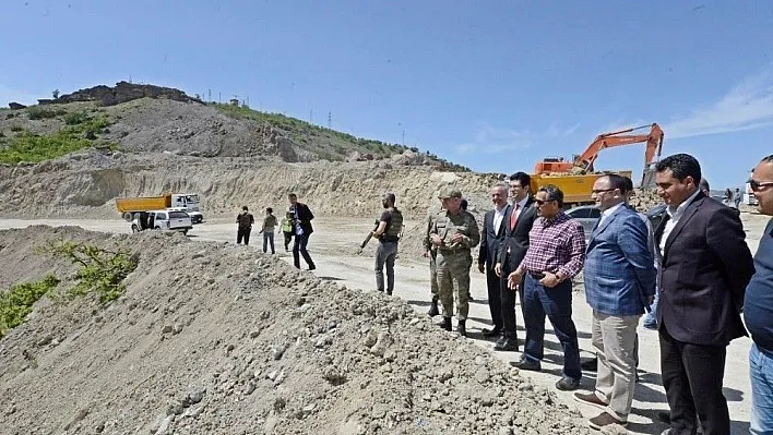 Tunceli Valisi yapımı devam eden karayolunu inceledi
