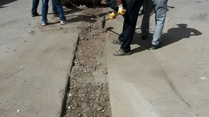 Kayapınar'da asfalt yama ve kaldırım onarım çalışmaları sürüyor
