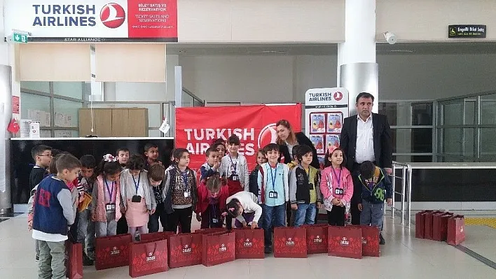 Minik öğrenciler havalimanını gezdi
