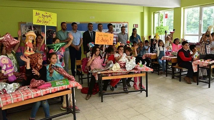 Öğrencilerin oyuncak mutluluğu
