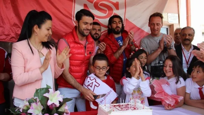 Sivasspor şampiyonluk pastasını çocuklarla kesti
