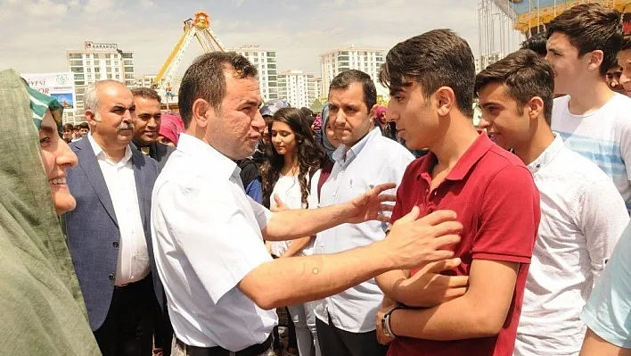 Kayapınar gençliği lunaparkta eğlendi
