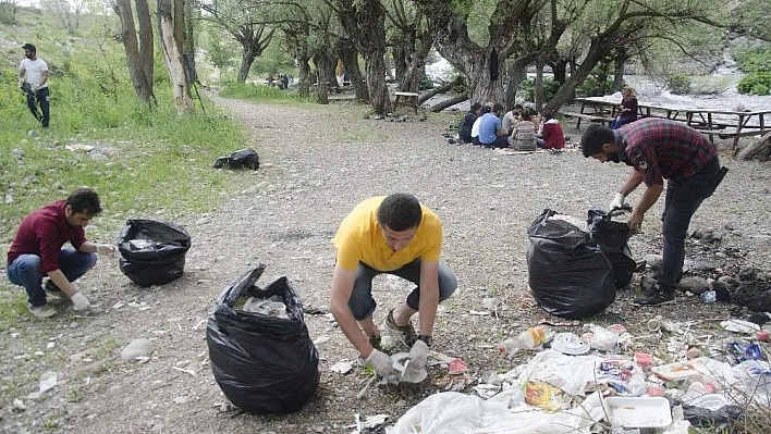 Munzur Gözeleri'nden 10 torba çöp topladılar

