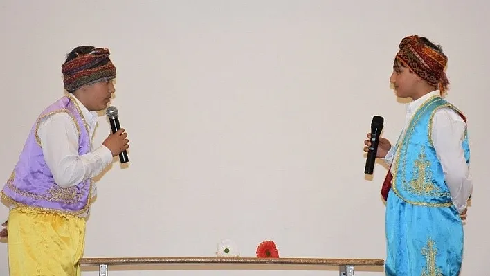 İlkokul öğrencilerinden İngilizce Skeç
