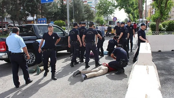 Valilik önünde iki grup arasında bıçaklı kavga: 7 gözaltı
