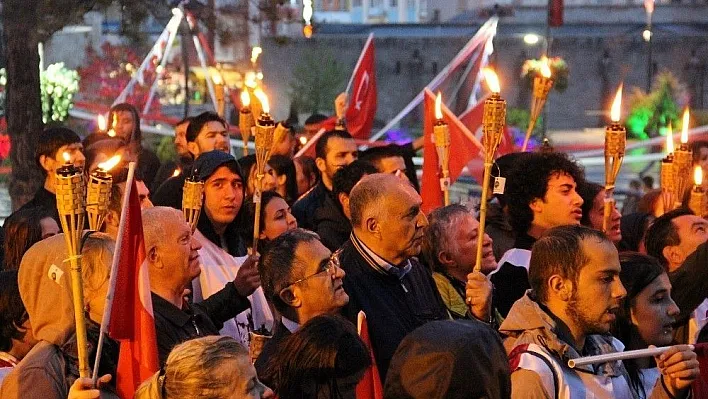 Yağmur altında fener alayı
