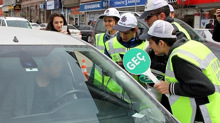 Engelli çocuklar trafik polisi oldu
