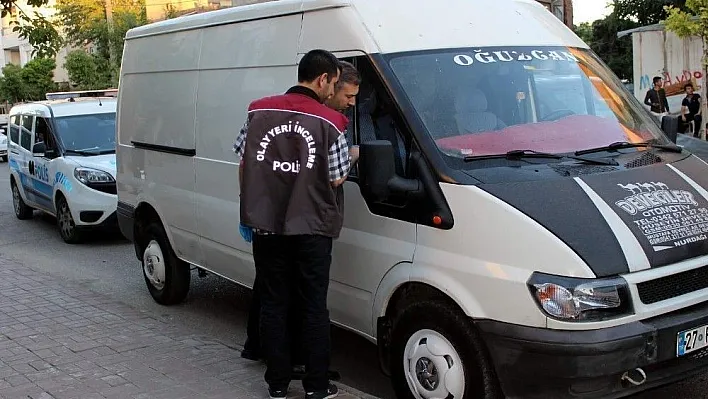 Polisin 'dur' ikazına uymayan araçtan silah, bıçak ve balta çıktı
