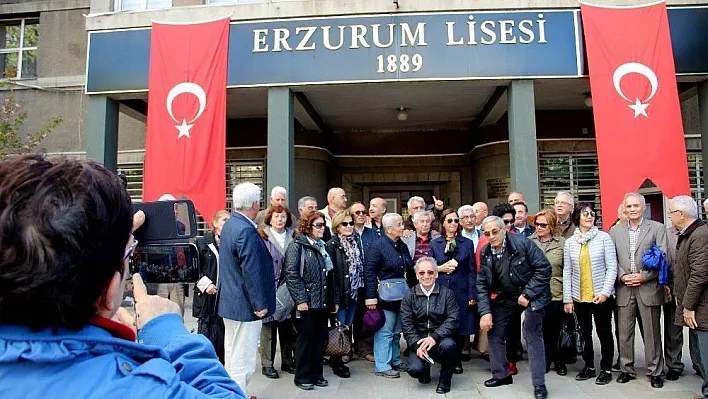 50 yıl önce mezun oldukları lisede buluştular
