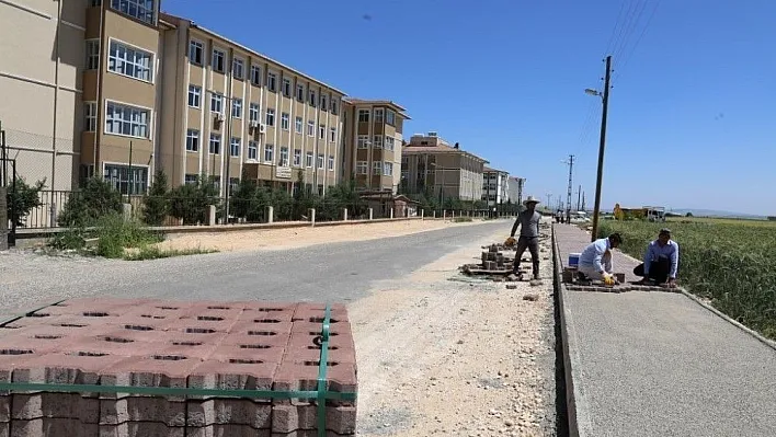 Adıyaman Belediyesinden okul yoluna kaldırım çalışması
