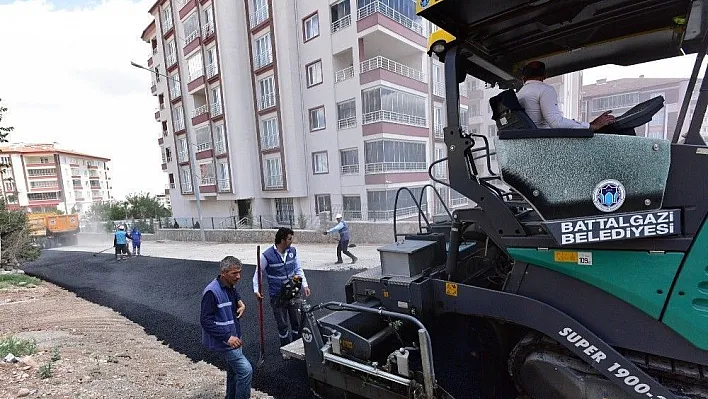 Çöşnük Mahallesindeki 22 sokakta 10 km'lik sıcak asfalt yapıldı
