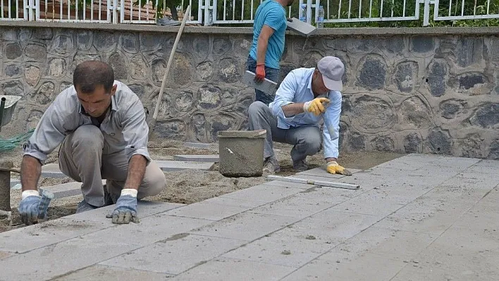 Hastaneler bölgesinde kaldırımlar yenileniyor
