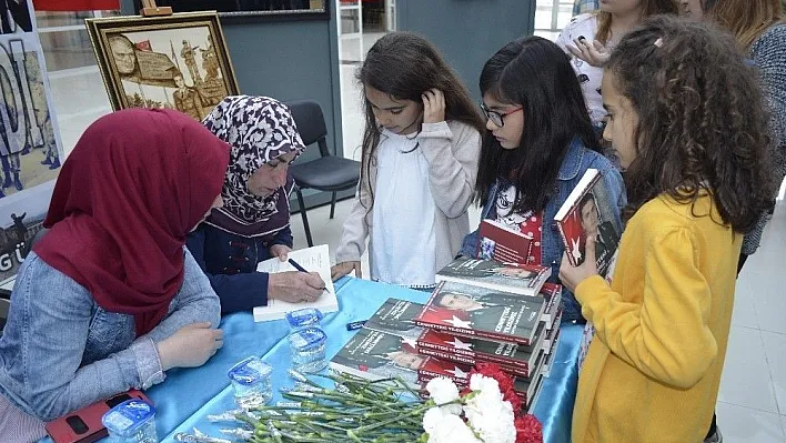 Şehit annesi, oğlu için kitap yazdı
