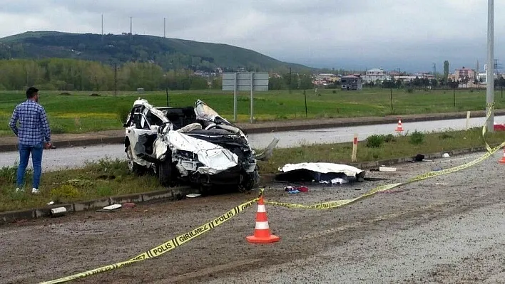 Sivas'ta otomobil elektrik direğine çarptı: 2 ölü, 4 yaralı
