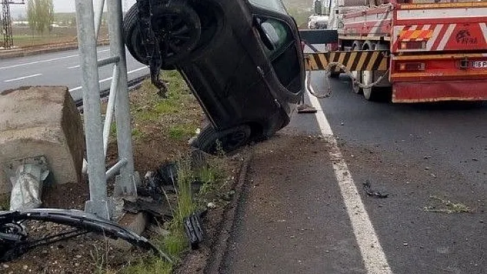 Takla atan otomobil direğe çıktı: 2 yaralı
