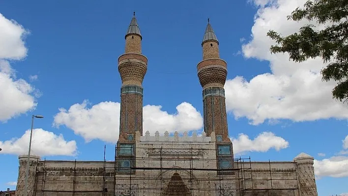 Gökmedrese'deki çinilerin asitle temizlenip boyandığı iddiası
