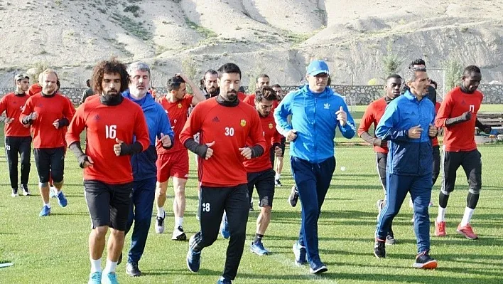 Teknik Direktör İrfan Buz teknik ekibini dağıttı
