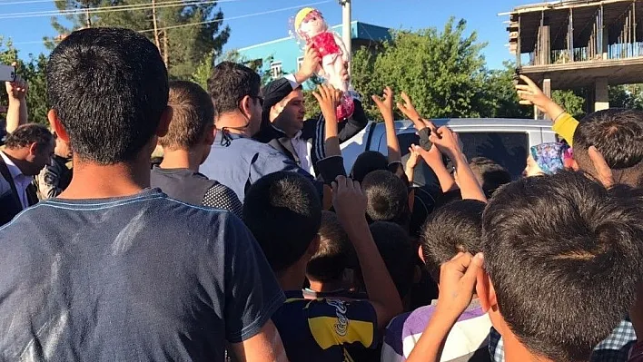 Başkan Gülenç, mahallede çocuklara oyuncak dağıttı
