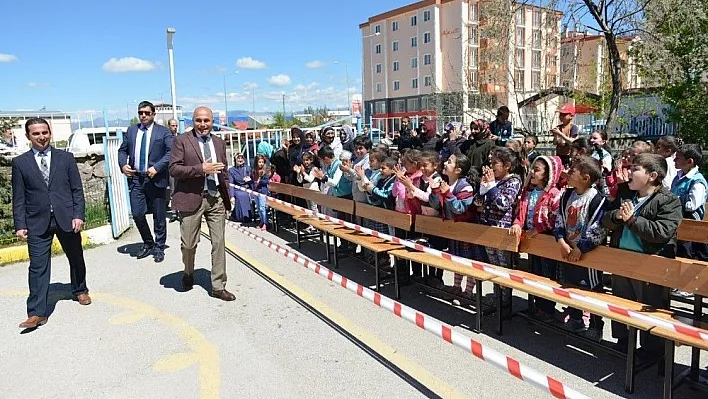 Başkan Korkut, öğrencilere kitap hediye etti
