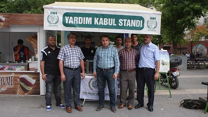 İHH'dan yardım kampanyası için stant
