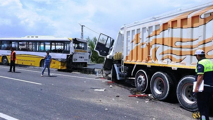 Kamyon yolcu otobüsüne çarptı: 4 yaralı