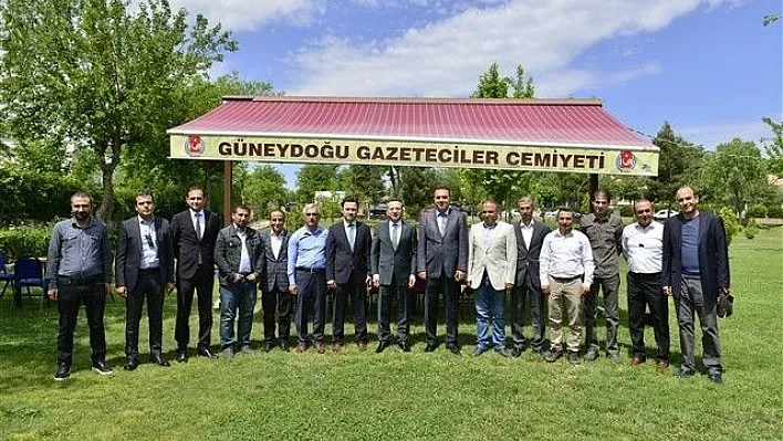Vali Aksoy gazetecilerle bir araya geldi
