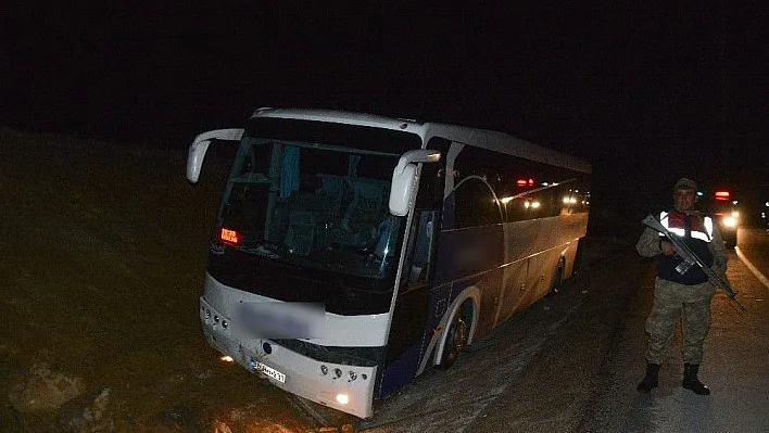 Farları bozulan yolcu otobüsü su kanalına düştü