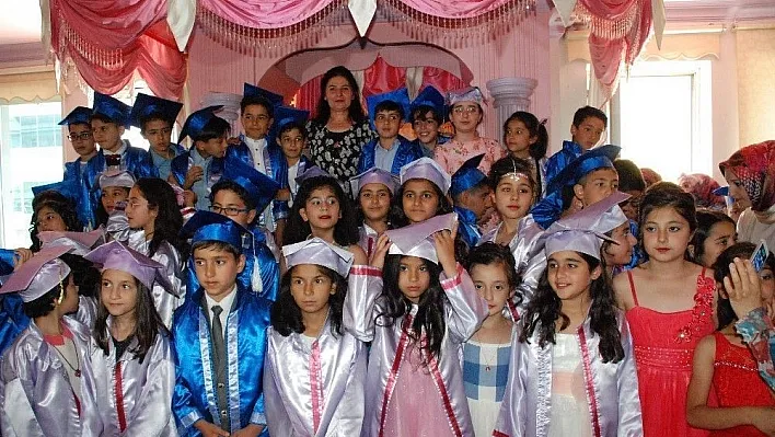 Minik öğrencilerden mezuniyet coşkusu

